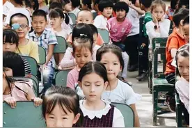 幼儿园“混血萌娃”颜值吸睛，没看镜头却聚焦全场，撞脸迪丽热巴图片