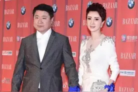 金巧巧为凹超模比例真拼，踩20cm“砖”亮相，还好有老公扶着图片