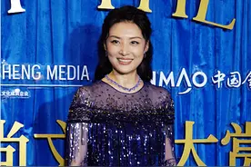 周涛现身活动，生图下脸黄腰粗颈纹明显，但是气场一点不减很强大图片