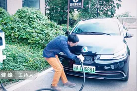 你有留意到很多充电桩的二维码都被撕掉吗？为什么呢？视频封面