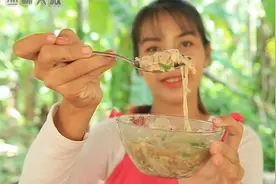 吃完烤全牛，牛脑不能扔，做一锅大补牛脑汤，大家抢着吃视频封面