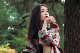 随便一摆都能美成画，她是天生自带氛围滤镜吗？图片