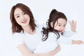 董璇与女儿小酒窝拍甜蜜写真照，4岁女儿颜值爆表超像高云翔图片