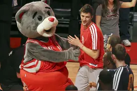 NBA里发生的奇葩事件，发生概率极小，却能改变比赛最终的走势图片