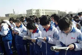 为什么曾经班上的学霸，到头来混的还没学渣好？班主任说出实情图片