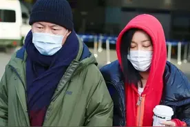 那英与富豪老公同框，亲密挽手很乖巧，曾和前任同居十年为他生子图片
