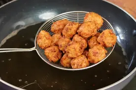 炸肉丸子，牢记“加2水，放3样”，丸子外酥里软，放凉也不硬图片