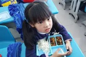 幼儿园学费一月4千，午餐惹怒家长：一个圣女果四人分，秀刀工？图片