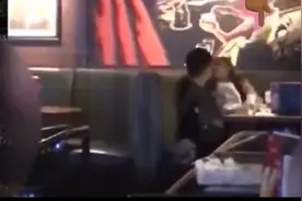 A妹被曝新恋情，深夜泡吧与神秘男子热吻，网友靠马尾认出她图片