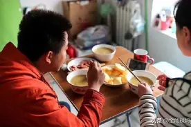 又一“花式啃老”兴起？子女把家长蒙在鼓里，还大夸自己努力图片