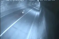 好惊险！龙岩一男子骑摩托车上高速！“蛇形走位”、停车秒睡图片