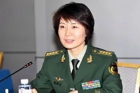 首位女子特警警花：16岁入伍，35岁获中国十大女杰，爱情也很美满图片