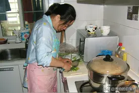 为什么低学历的保姆，收入比本科生还高？图片