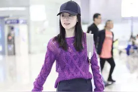 离婚后的董洁近年来确实憔悴了不少，但时尚的衣品却一直在线图片