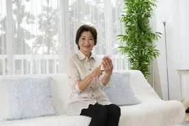 45岁二婚女人再嫁未婚男人，一年后就后悔了，女人：他就一个目的图片