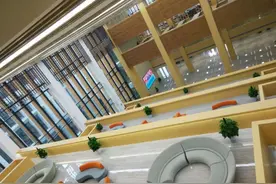 中国第一所培养喝酒的大学，酒量不好别报，学生喝着五粮液上课图片