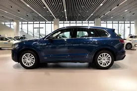 轴距接近2.9米，零百仅6.9s，外观优雅，实拍大众途锐图片