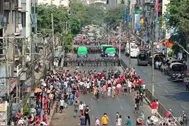 突发！缅甸仰光爆发大规模反军方游行示威，军方出动军警控制局面图片