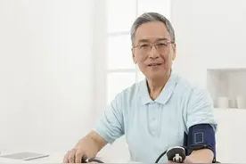 老年高血压，压差很大，要不要吃降压药？看完明白了图片