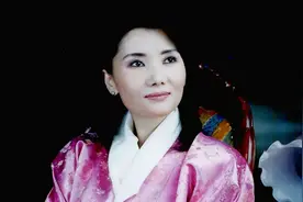 58岁不丹四王母一头黑发风韵犹存，在泰国享跪拜礼，佩玛黯然失色图片