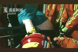上海一400斤男子因太胖20年没出门，12名消防员用两小时抬他下楼！图片