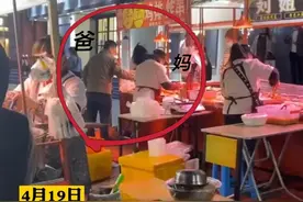 儿子瞒着一年未见的妈妈，假装路人买母亲的鸡排是一种什么体验？图片