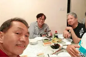 谭咏麟晒家中聚会照 洪金宝满头白发瘦到脱相图片