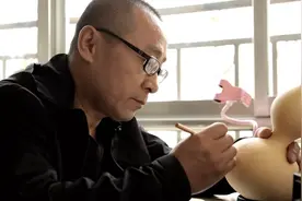 高台五旬大叔玩转“葫芦娃”图片