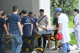 学霸被担架抬进考场，网友说:妈妈感动了自己，没有感动我图片