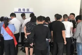 男子摇出20个车牌，看到车牌号气的破口大骂，直接把车管所投诉了图片