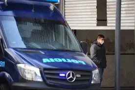 阿根廷一名女警察用厕时不幸被自己手枪射出子弹击中身亡图片