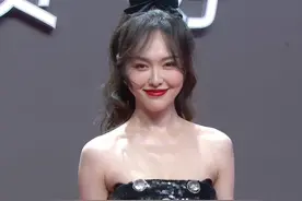 唐嫣产后首次公开亮相，瘦成纸片人状态不佳，跟罗晋同场不同框图片