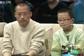 爸爸车祸，妈妈离家出走，5岁儿子照顾爸爸是一把好手，心酸感动图片