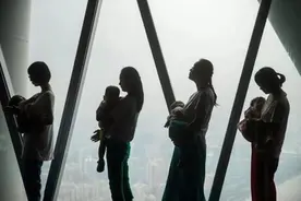 有的妈妈孩子满月就来例假，有的哺乳期结束才来，哪个正常呢？图片