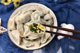 煮冻饺子，很多人直接下锅，难怪不好吃，这样做饺子不开裂不破皮图片