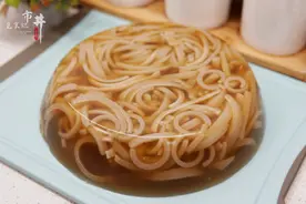 做猪皮冻，记住“1揉1刮2泡”，皮冻透亮弹牙，味道正成功率高图片