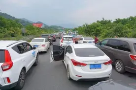 女人在高速堵车时要“小便”咋办？不要着急，这4个办法亲测有效图片