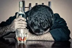 酒后出现这3种表现，说明你真不能再喝酒了，别再拿生命“试探”图片