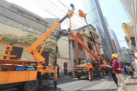 带电移杆不影响周边居民用电 这处革命史迹门前更靓了图片