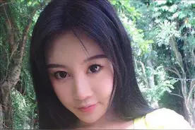 靠"胸夹手机"爆红,与发哥同台演戏,26岁足球宝贝樊玲已逆袭成CEO图片