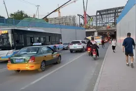 这个铁路道口变了，市民通行问题多了......图片