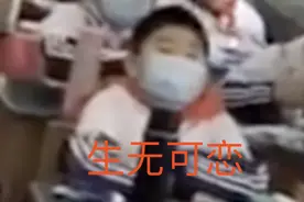 小学生错峰吃饭场面火了！网友：太难了，这是练定力？图片