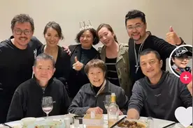 李亚鹏现身中戏90班聚！多年来坚持聚会感情深，同学近况各不相同图片