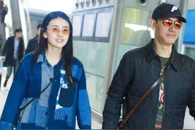 蒲巴甲与小9岁未婚妻走机场，25岁梁洁还有娃娃脸，素颜像初中生图片