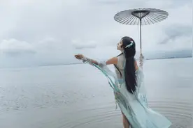 妹子为拍cos照可以有多拼？2度天气穿单薄古风装下水，心疼图片