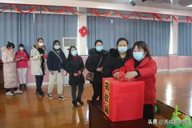 父母离异，爷爷重病，就在4岁的小轩茫然无助时——幼儿园急伸援手，送来3万余元爱心款图片