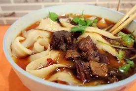 煮面条时，为什么最忌讳热水下锅？加入2种东西，让面条筋道美味图片