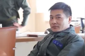 聆听难忘的声音丨舰载机飞行员张超：将生命定格在碧海蓝天图片