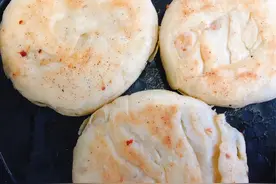 烙个“辣子肉饼”，脆脆的，又香又辣好过瘾。来碗稀饭，晚餐搞定图片