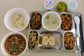 江西赣州，小伙晒国企食堂伙食走红，3元随便吃，还能打包带回家图片